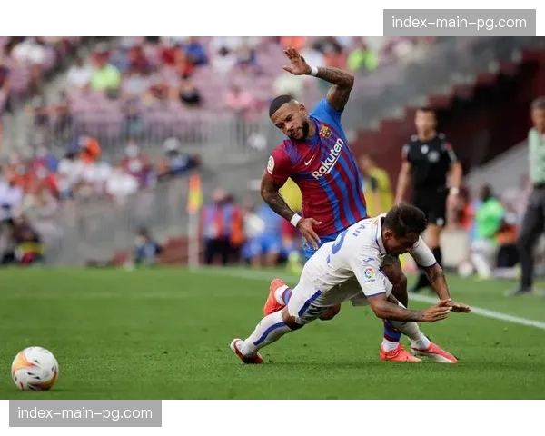 即时：赫塔菲球员于纳尔重伤被担架抬离，比赛中断近十分钟