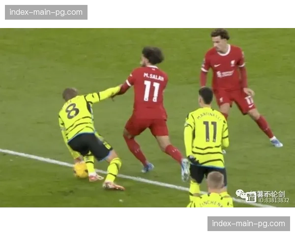 争议瞬间：科隆球员投诉对方手球，VAR介入后未判罚点球