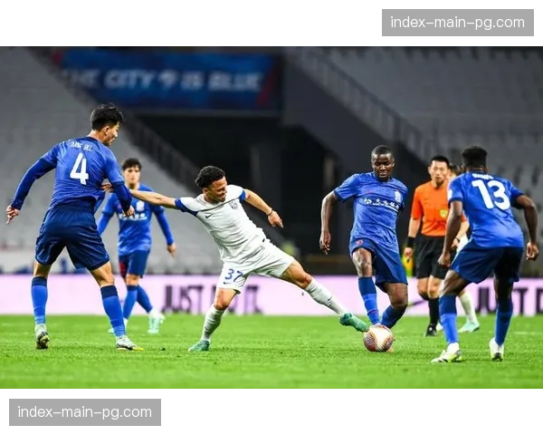 终场哨响，上海球员相拥庆祝20连胜高位压迫体系成功